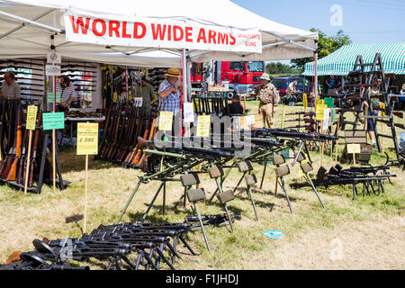 "World Wide Arme Schild "Festzelt Zelt für Waffen, Pistole Händler bei dem Englischen Krieg und Frieden zeigen. Außerhalb von Tabellen mit Deutschen Maschinengewehren geladen. Stockfoto