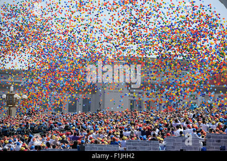 Peking, China. 3. September 2015. Bunte Luftballons sind während der Gedenkfeier Aktivitäten anlässlich des 70. Jahrestag des Sieges von dem chinesischen Volk Krieg des Widerstands gegen die japanische Aggression und des Weltkriegs antifaschistischer in Peking, Hauptstadt von China, 3. September 2015 veröffentlicht. (Xinhua/Zhang Ling) (Mcg) Stockfoto