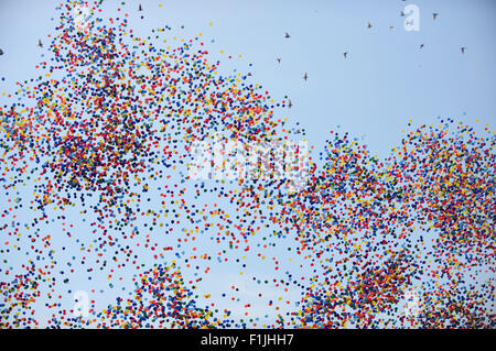 Peking, China. 3. September 2015. Bunte Luftballons sind während der Gedenkfeier Aktivitäten anlässlich des 70. Jahrestag des Sieges von dem chinesischen Volk Krieg des Widerstands gegen die japanische Aggression und des Weltkriegs antifaschistischer in Peking, Hauptstadt von China, 3. September 2015 veröffentlicht. (Xinhua/Yang Qing) (Mcg) Stockfoto