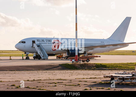 England, Manston Airport. Rock and Roll Band, den Rolling Stones, Boeing 767, mit Lippen und Zunge Logo auf der Seite in Rot, geparkt auf Schürze mit airstair. Stockfoto