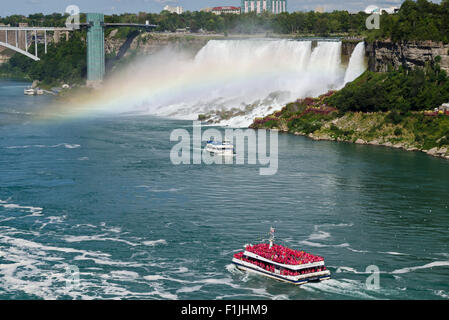 Hornblower und Mädchen der Nebel Sightseeing cruises am Niagara River in Niagara Falls.  American Falls wird angezeigt. Stockfoto