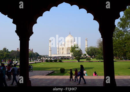 Taj Mahal Indien durch das architektonische Bogen Eröffnung Taj Mahal in Agra Indien Stockfoto