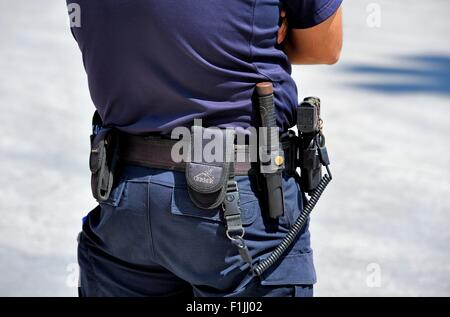 Port Authority Polizisten am Hafen Ormos Athinios Santorini Griechenland Stockfoto