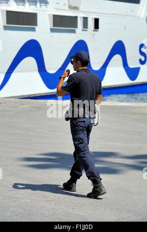 Port Authority Polizisten am Hafen Ormos Athinios Santorini Griechenland Stockfoto