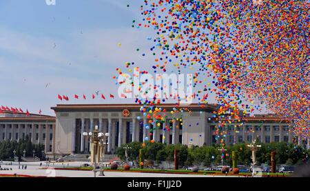 Peking, China. 3. September 2015. Bunte Luftballons sind während der Gedenkfeier Aktivitäten anlässlich des 70. Jahrestag des Sieges von dem chinesischen Volk Krieg des Widerstands gegen die japanische Aggression und des Weltkriegs antifaschistischer in Peking, Hauptstadt von China, 3. September 2015 veröffentlicht. (Xinhua/Ma Ning) (Mcg) Stockfoto