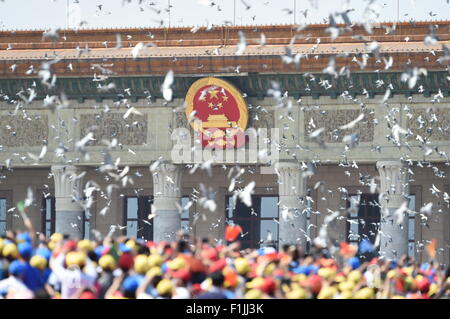 Peking, China. 3. September 2015. Tauben sind am Ende der Gedenkfeier Aktivitäten zum 70. Jahrestag des Sieges von dem chinesischen Volk Krieg des Widerstands gegen die japanische Aggression und des Weltkriegs antifaschistischer in Peking, Hauptstadt von China, 3. September 2015 veröffentlicht. (Xinhua/Zhang Guojun) (Ry) Stockfoto