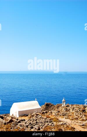 eine kleine Kapelle auf dem Hügel über dem Meer in der Nähe von Loutro Südkreta Stockfoto