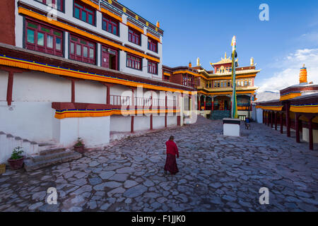 Ein Mönch ist Fuß in den Innenhof des Matho Gompa, Matho, Jammu und Kaschmir, Indien Stockfoto