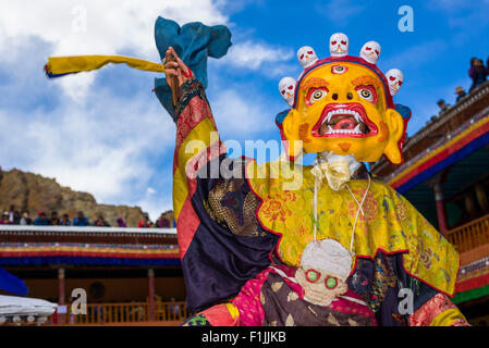 Mönche mit großen Holzmasken und bunten Kostümen sind Ritualtänze Hemis Festival im Hof der Durchführung der Stockfoto