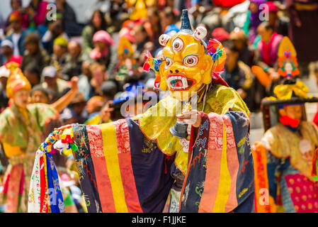 Mönche mit großen Holzmasken und bunten Kostümen sind Ritualtänze Hemis Festival im Hof der Durchführung der Stockfoto