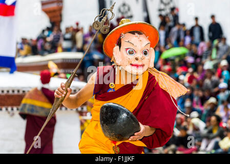 Mönche mit großen Holzmasken und bunten Kostümen sind Ritualtänze Hemis Festival im Hof der Durchführung der Stockfoto