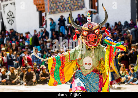 Mönche mit großen Holzmasken und bunten Kostümen sind Ritualtänze Hemis Festival im Hof der Durchführung der Stockfoto