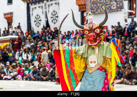 Mönche mit großen Holzmasken und bunten Kostümen sind Ritualtänze Hemis Festival im Hof der Durchführung der Stockfoto