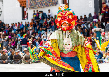 Mönche mit großen Holzmasken und bunten Kostümen sind Ritualtänze Hemis Festival im Hof der Durchführung der Stockfoto