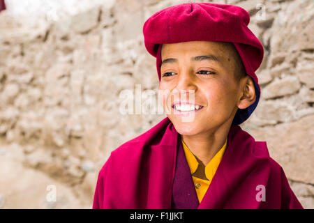 Ein Porträt des jungen Mönch der Kagyü-Linie des Buddhismus in roten Kleidern, Hemis, Jammu und Kaschmir, Indien Stockfoto