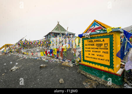 Der Meilenstein auf der Taglang La, 5.325 m, dem höchsten Pass auf der Manali-Leh-Highway, bei Schneefall, Rumtse Stockfoto