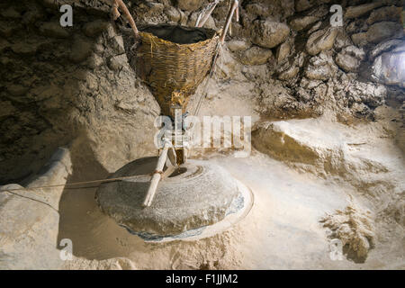 Eine einfache Getreidemühle verwendet von den örtlichen Bauern, Rumtse, Jammu und Kaschmir, Indien Stockfoto