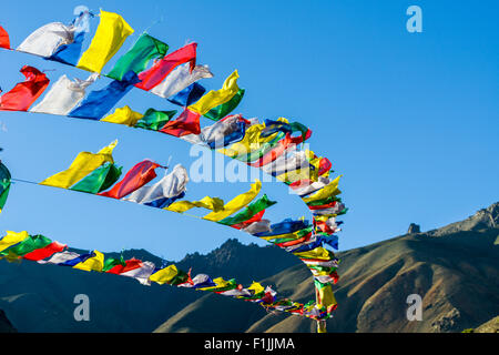 Tibetische Gebetsfahnen im Wind bei Lamayuru Gompa, einem Kloster befindet sich in der kargen Landschaft, Gästehaus, Jammu und Kaschmir winken Stockfoto