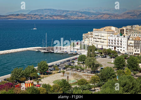 Blick von der neuen Festung auf Gehäuse, Altstadt, Hafen und Meer, Korfu-Stadt, UNESCO-Weltkulturerbe Stockfoto