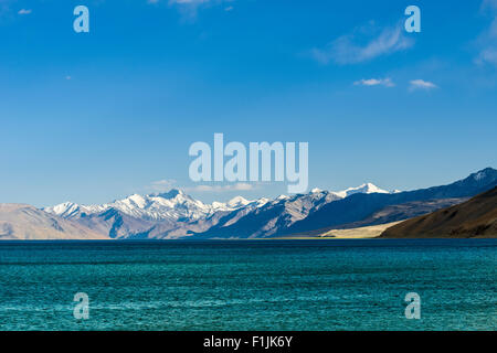 Schneebedeckte Berge und das türkisblaue Wasser der Tso Moriri See, 4.500 Meter, Changtang Fläche, Korzok, Jammu und Kaschmir, Indien Stockfoto