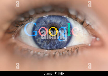 Blaues Auge mit dem Google-Logo auf Iris, symbolisches Bild, Datensicherheit Stockfoto