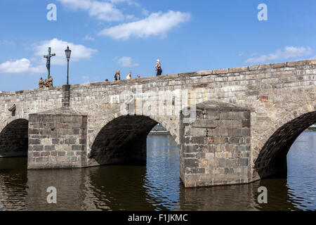 Die älteste gotische Steinbrücke in Tschechien stammt aus dem 13. Jahrhundert. Über den Fluss Otava, Pisek, Südböhmen, Tschechien, Europa Stockfoto