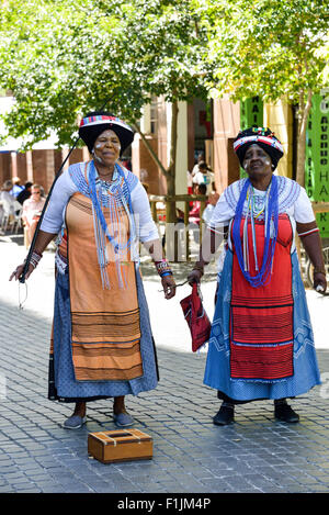 Xhosa Stammes Tänzerinnen, Greenmarket Square, Central Business District, Cape Town, Western Cape Provinz, Republik Südafrika Stockfoto