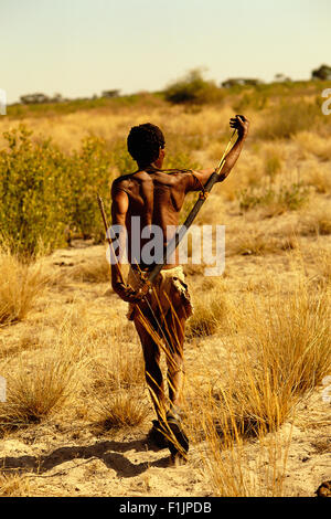 Buschmann, ein Spaziergang durch die Kalahari-Wüste, Botswana, Afrika Stockfoto