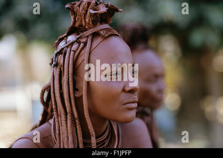 Porträt der Himba-Frau in traditioneller Kleidung, Namibia, Afrika Stockfoto