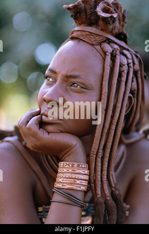 Porträt der Himba-Frau in traditioneller Kleidung, Namibia, Afrika Stockfoto