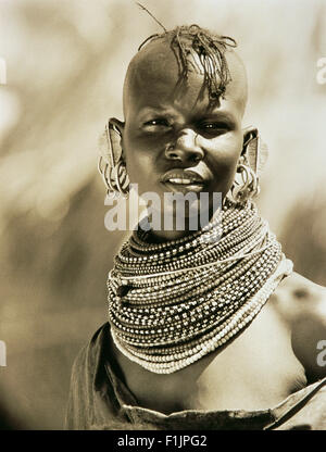 Porträt von Masai Trägerin Perlen um Hals, Namibia, Afrika Stockfoto