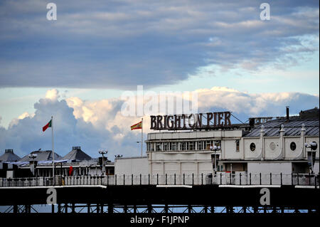 Brighton, UK. 3. September 2015. Ein schöner Morgen früh von Sonne und Wolken über Brighton Pier (ehemals Palace Pier) beleuchtet Stockfoto