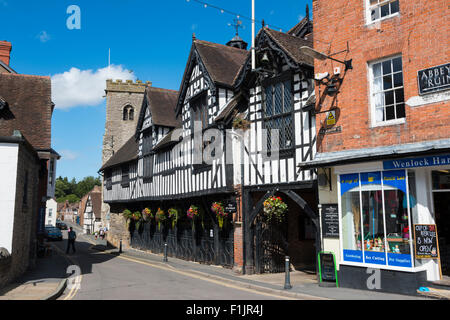 Die Guildhall und Holy Trinity Church in viel Wenlock, Shropshire, England. Stockfoto