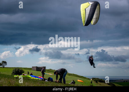 Devil es Dyke, in der Nähe von Brighton, East Sussex, UK. 2. September 2015.   Paraglider auf den South Downs bei Devil es Dyke, in der Nähe von Brighton, East Sussex. Bildnachweis: Andrew Hasson/Alamy Live-Nachrichten Stockfoto
