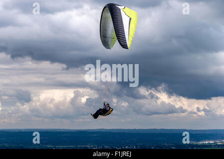 Devil es Dyke, in der Nähe von Brighton, East Sussex, UK. 2. September 2015.   Paraglider auf den South Downs bei Devil es Dyke, in der Nähe von Brighton, East Sussex. Bildnachweis: Andrew Hasson/Alamy Live-Nachrichten Stockfoto