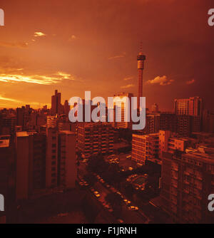 Skyline von Johannesburg mit Hillbrow Tower Hochhäuser bei Sonnenuntergang. Johannesburg, Provinz Gauteng, Südafrika, Afrika. Stockfoto