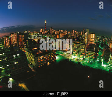 Silhouette von Johannesburg Skyline mit Hillbrow Tower bei Nacht. Johannesburg, Provinz Gauteng, Südafrika, Afrika. Stockfoto