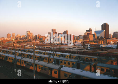 Skyline von Johannesburg mit Zügen und Bahnhof im Vordergrund. Johannesburg, Provinz Gauteng, Südafrika, Afrika. Stockfoto