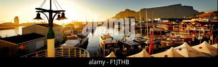 Sonnenaufgang am Victoria und Alfred Waterfront, Cape Town. Stockfoto