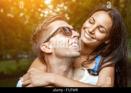 Junge glückliche Paar in der Liebe mit einer Goot Zeit im freien Stockfoto