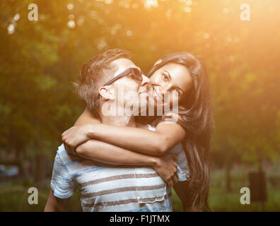 Junge glückliche Paar in der Liebe mit einer Goot Zeit im freien Stockfoto
