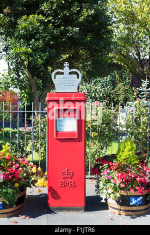 Ungewöhnliche Briefkasten, umgeben von Blumen, zum Gedenken an den silbernen Jubiläums von Königin Elizabeth II befindet sich in Färbung, Lancashire Stockfoto