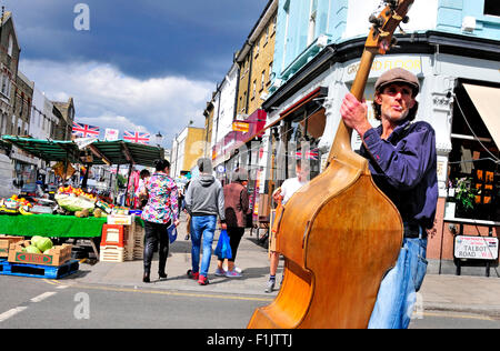 London, England, Vereinigtes Königreich. Portobello Road - Straßenmusiker spielen Kontrabass Stockfoto