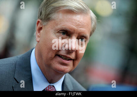 New York City. 1. Sep, 2015. Senator Lindsey Graham spricht bei einem "stoppen Iran Rallye" über den Iran Kernabkommen am 1. September 2015 in New York City. Graham ist eine der 16 republikanische Hoffnungsträger für die republikanische Nominierung zum Präsidentschaftskandidaten. Kongress ist bis zum 16. September offiziell unterstützen oder denunzieren die Allianz Deal/Bild © Dpa/Alamy Live-Nachrichten Stockfoto