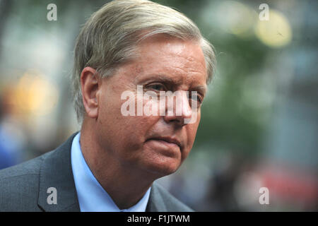 New York City. 1. Sep, 2015. Senator Lindsey Graham spricht bei einem "stoppen Iran Rallye" über den Iran Kernabkommen am 1. September 2015 in New York City. Graham ist eine der 16 republikanische Hoffnungsträger für die republikanische Nominierung zum Präsidentschaftskandidaten. Kongress ist bis zum 16. September offiziell unterstützen oder denunzieren die Allianz Deal/Bild © Dpa/Alamy Live-Nachrichten Stockfoto