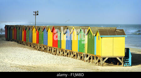 Bunte Umkleidekabinen am Strand, Muizenberg. Stockfoto