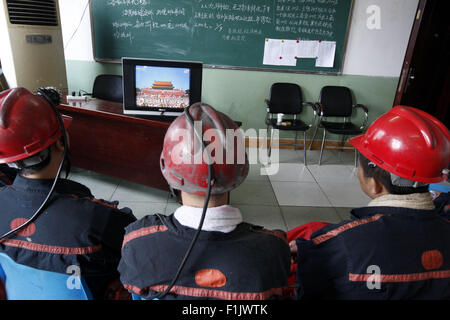 Huaibei, Anhui, China. 03rd Sep 2015. Bergleute Fernsehen auf der Parade in Huaibei, Provinz Anhui, China am 3. September 2015. China am Donnerstag statt Gedenken Aktivitäten, einschließlich einer großen Militärparade anlässlich der 70. Jahrestag des Sieges von dem chinesischen Volk Krieg des Widerstands gegen die japanische Aggression und den antifaschistischen Krieg. Bildnachweis: CPRESS PHOTO LIMITED/Alamy Live-Nachrichten Stockfoto