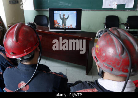 Huaibei, Anhui, China. 03rd Sep 2015. Bergleute Fernsehen auf der Parade in Huaibei, Provinz Anhui, China am 3. September 2015. China am Donnerstag statt Gedenken Aktivitäten, einschließlich einer großen Militärparade anlässlich der 70. Jahrestag des Sieges von dem chinesischen Volk Krieg des Widerstands gegen die japanische Aggression und den antifaschistischen Krieg. Bildnachweis: CPRESS PHOTO LIMITED/Alamy Live-Nachrichten Stockfoto