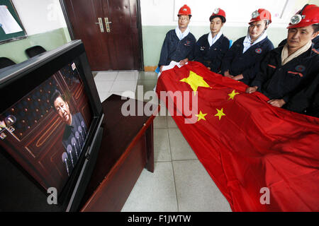 Huaibei, Anhui, China. 03rd Sep 2015. Bergleute Fernsehen auf der Parade in Huaibei, Provinz Anhui, China am 3. September 2015. China am Donnerstag statt Gedenken Aktivitäten, einschließlich einer großen Militärparade anlässlich der 70. Jahrestag des Sieges von dem chinesischen Volk Krieg des Widerstands gegen die japanische Aggression und den antifaschistischen Krieg. Bildnachweis: CPRESS PHOTO LIMITED/Alamy Live-Nachrichten Stockfoto