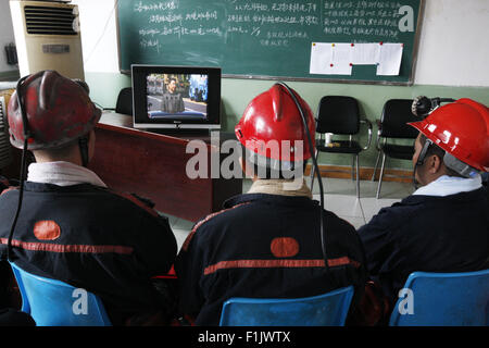 Huaibei, Anhui, China. 03rd Sep 2015. Bergleute Fernsehen auf der Parade in Huaibei, Provinz Anhui, China am 3. September 2015. China am Donnerstag statt Gedenken Aktivitäten, einschließlich einer großen Militärparade anlässlich der 70. Jahrestag des Sieges von dem chinesischen Volk Krieg des Widerstands gegen die japanische Aggression und den antifaschistischen Krieg. Bildnachweis: CPRESS PHOTO LIMITED/Alamy Live-Nachrichten Stockfoto